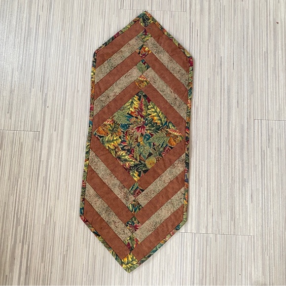 NWOT Quilted table runner. Autumn leaves motif - Picture 3 of 7